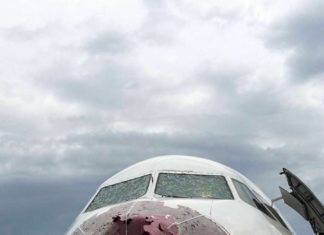 Побитий градом літак успішно приземлився в Стамбулі
