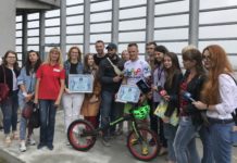 Польський спортсмен Кристіан Герба підкорив на велосипеді “Гулівер” – одну з найвищих будівель в Україні