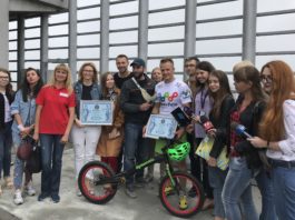 Польський спортсмен Кристіан Герба підкорив на велосипеді “Гулівер” – одну з найвищих будівель в Україні